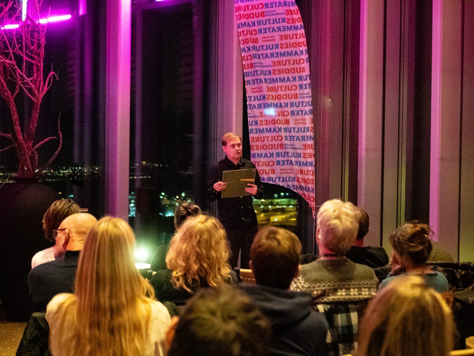 Bjørn Zäll holder foredrag med fuldt hus om aftenen